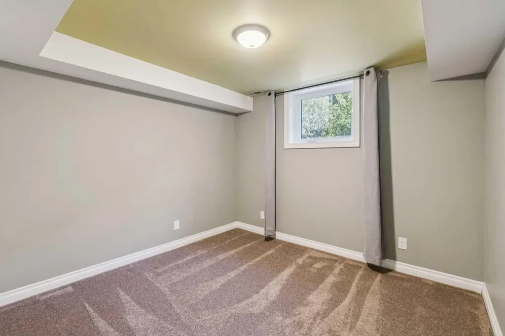 1043 32 Avenue NW Calgary AB T2K 0B3