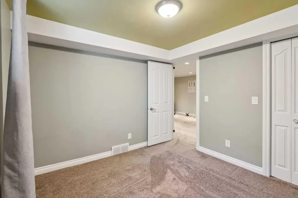 1043 32 Avenue NW Calgary AB T2K 0B3