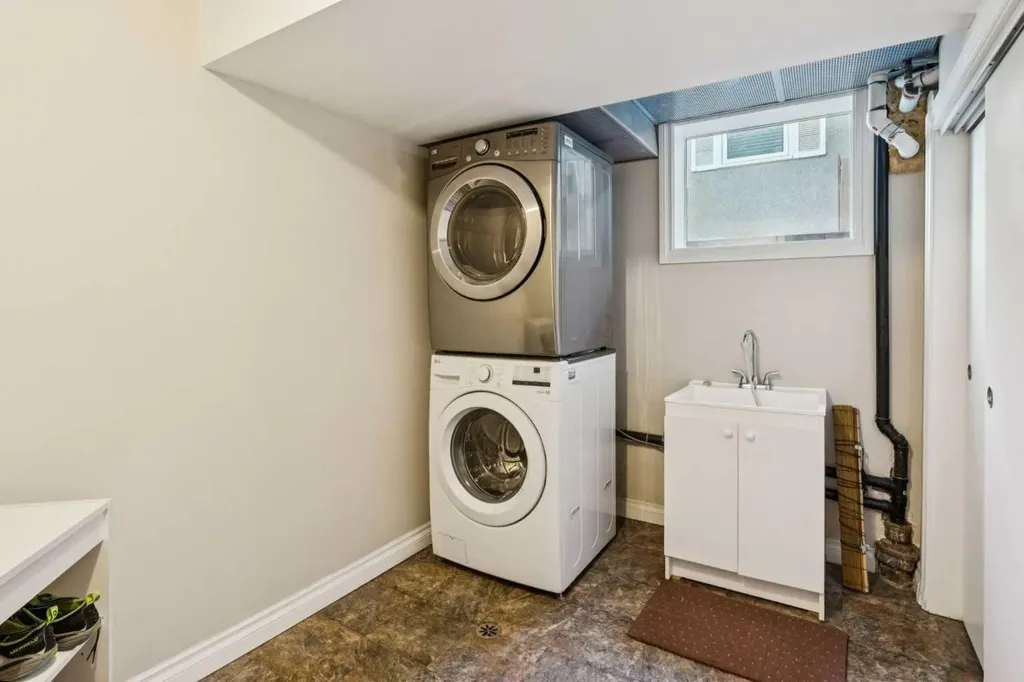 1043 32 Avenue NW Calgary AB T2K 0B3