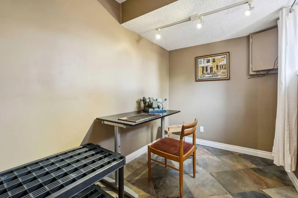 1043 32 Avenue NW Calgary AB T2K 0B3