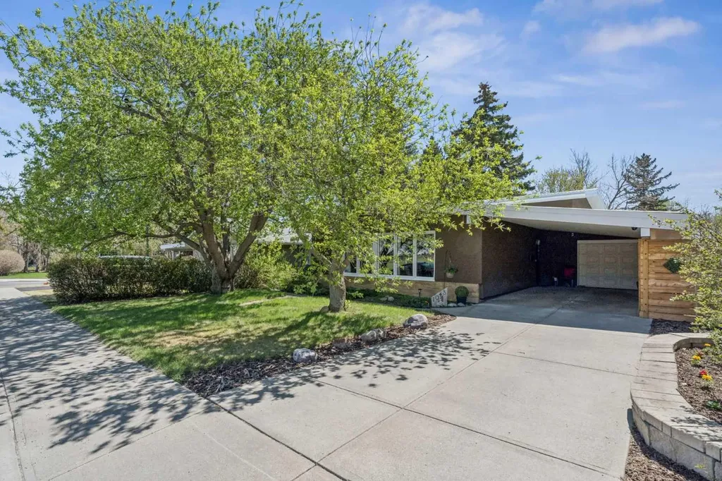 1043 32 Avenue NW Calgary AB T2K 0B3