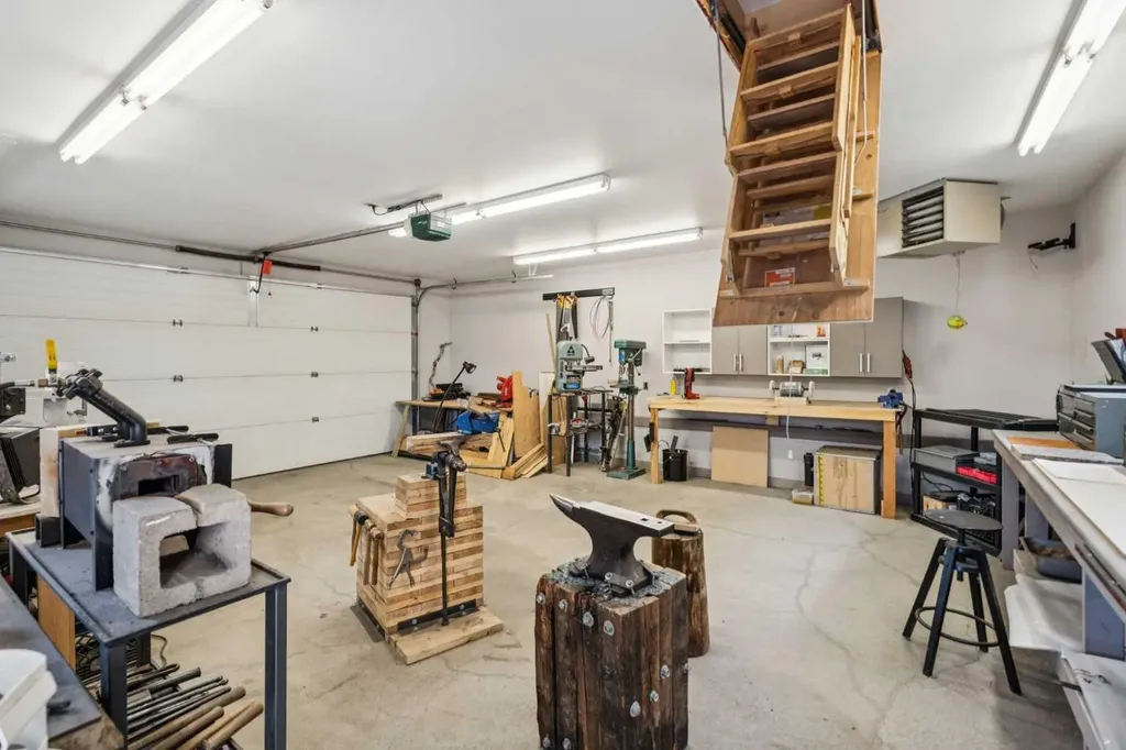 1043 32 Avenue NW Calgary AB T2K 0B3