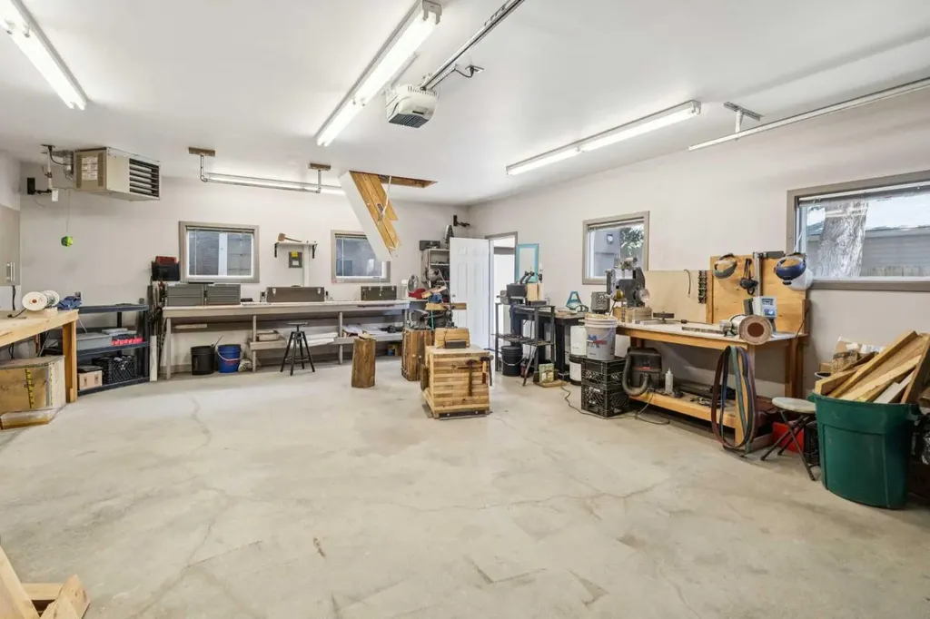 1043 32 Avenue NW Calgary AB T2K 0B3