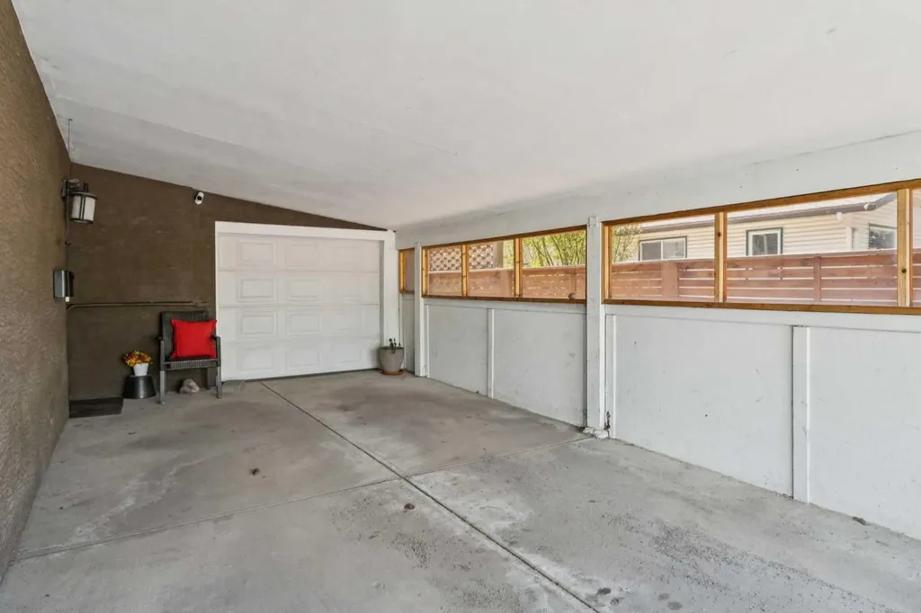 1043 32 Avenue NW Calgary AB T2K 0B3