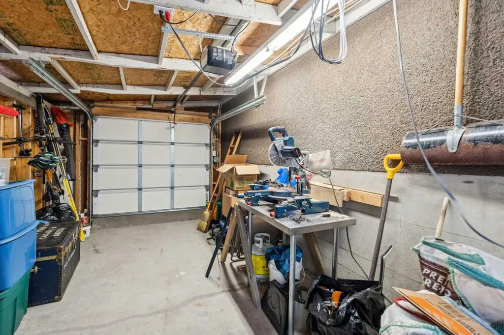 1043 32 Avenue NW Calgary AB T2K 0B3