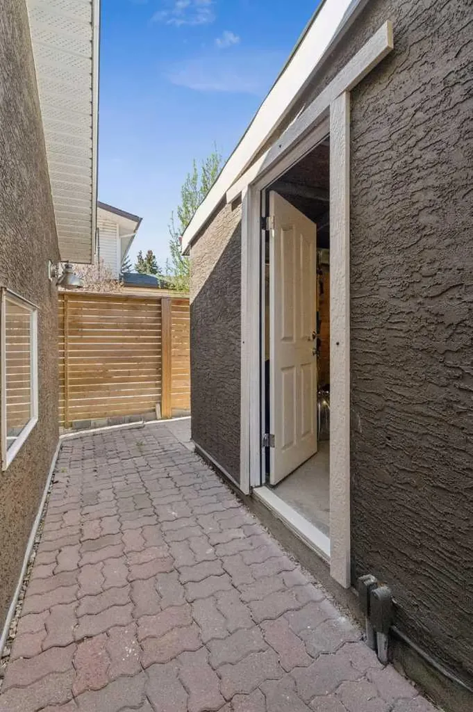 1043 32 Avenue NW Calgary AB T2K 0B3