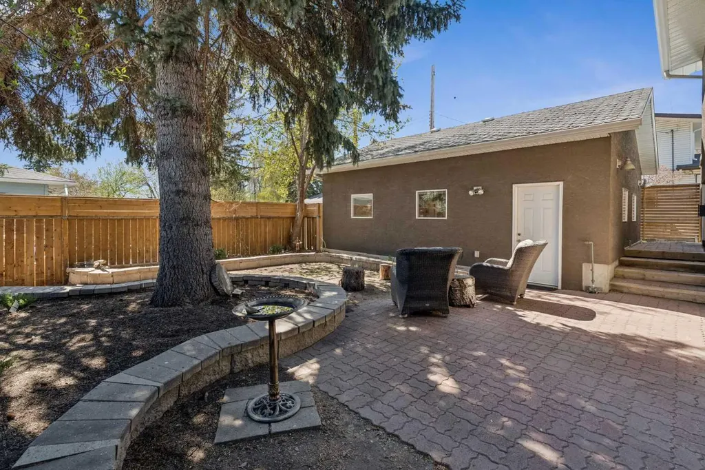 1043 32 Avenue NW Calgary AB T2K 0B3