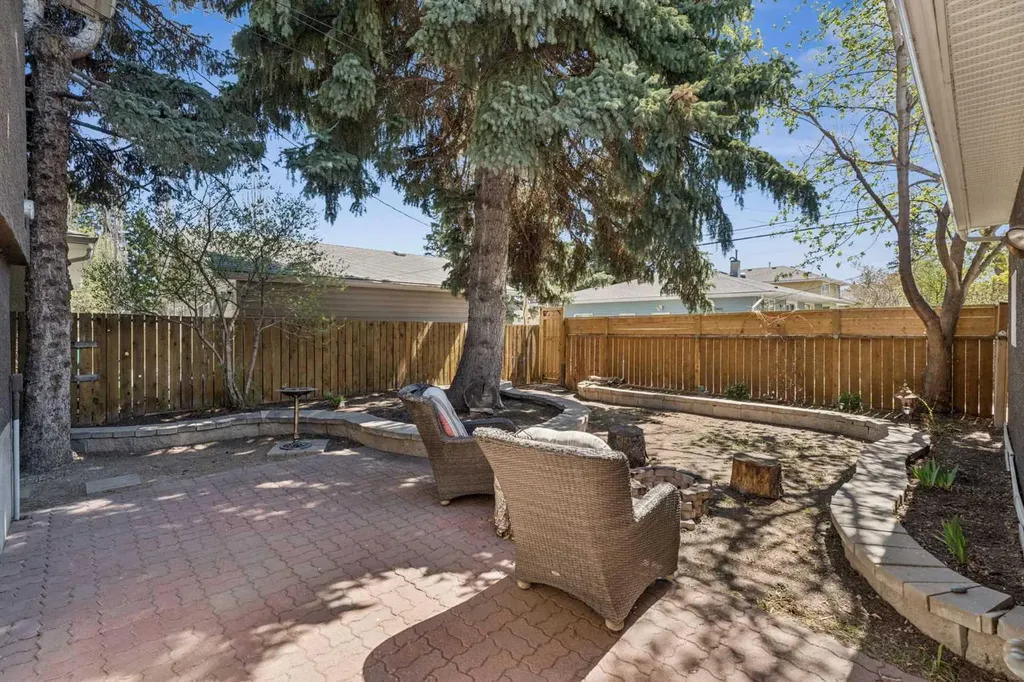 1043 32 Avenue NW Calgary AB T2K 0B3