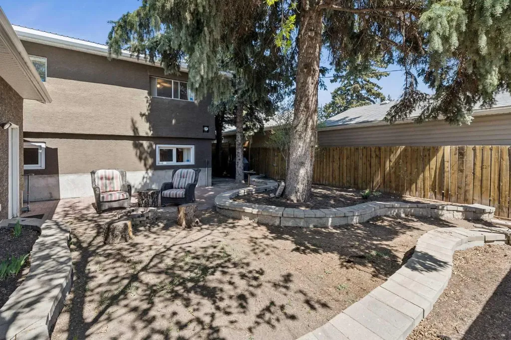 1043 32 Avenue NW Calgary AB T2K 0B3