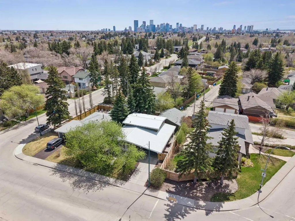 1043 32 Avenue NW Calgary AB T2K 0B3