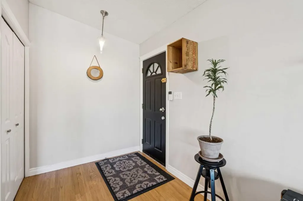 1043 32 Avenue NW Calgary AB T2K 0B3