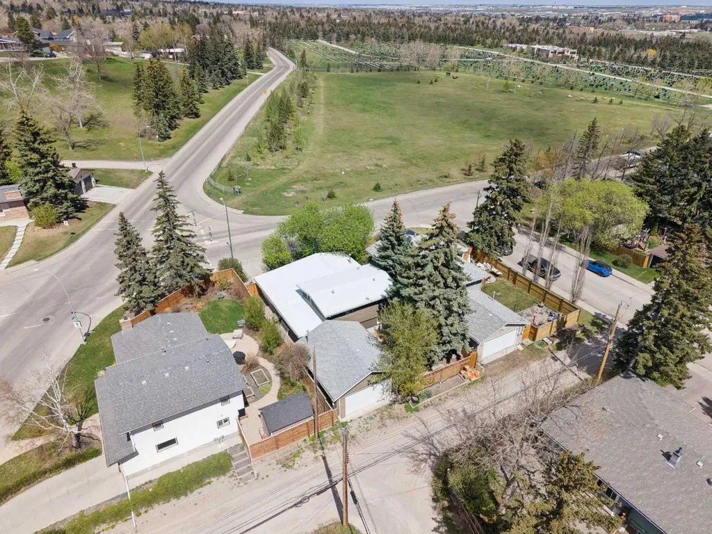 1043 32 Avenue NW Calgary AB T2K 0B3