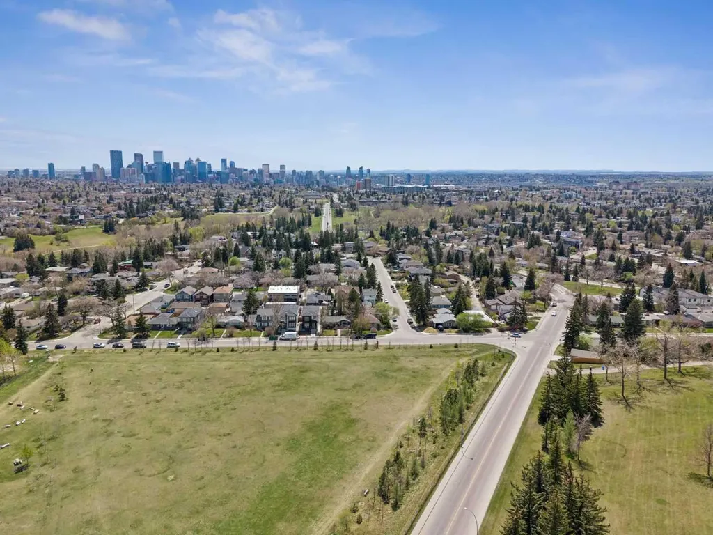 1043 32 Avenue NW Calgary AB T2K 0B3