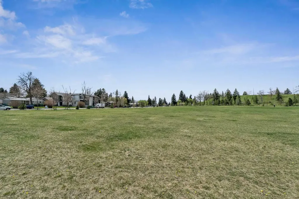 1043 32 Avenue NW Calgary AB T2K 0B3