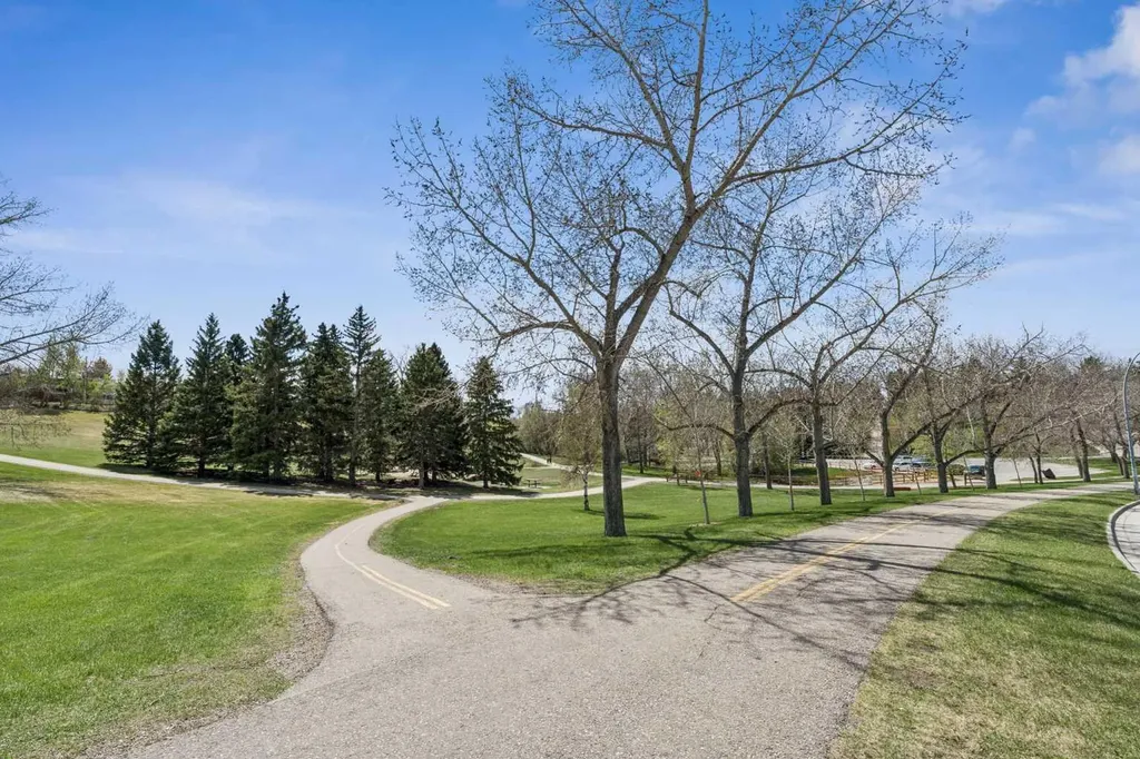 1043 32 Avenue NW Calgary AB T2K 0B3