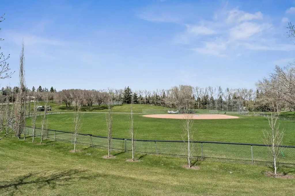 1043 32 Avenue NW Calgary AB T2K 0B3