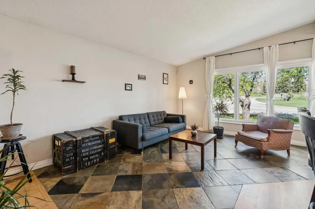 1043 32 Avenue NW Calgary AB T2K 0B3