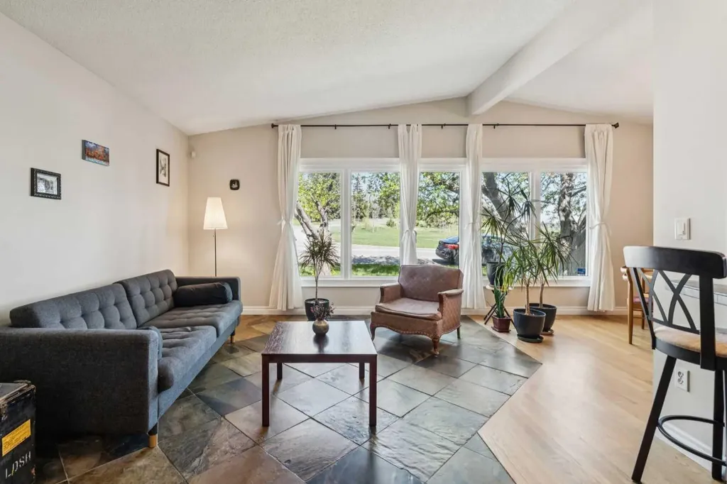 1043 32 Avenue NW Calgary AB T2K 0B3