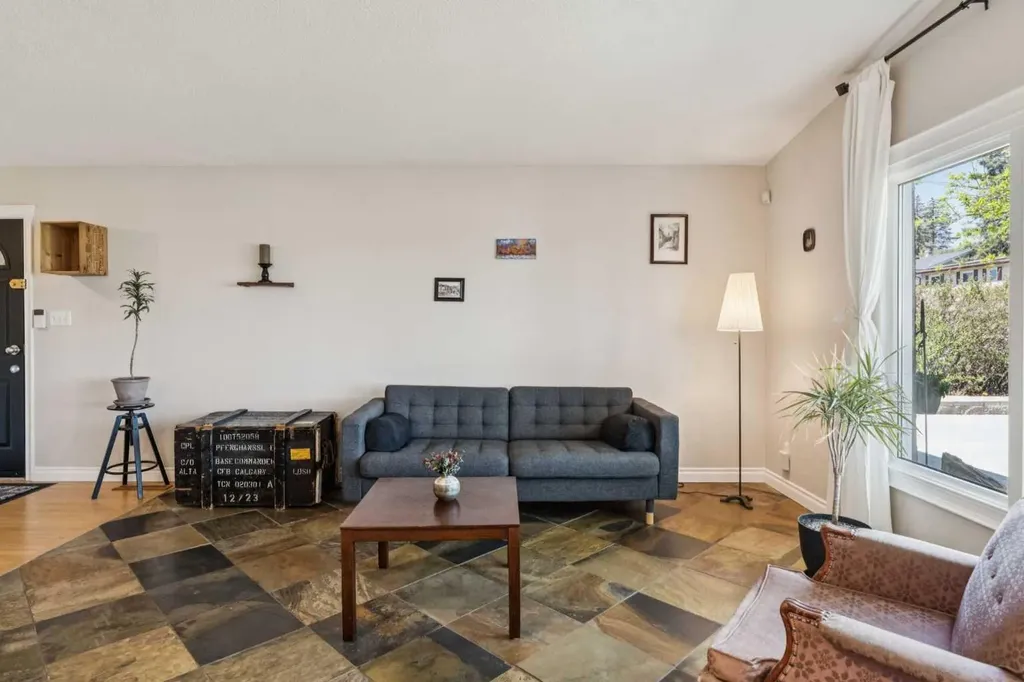 1043 32 Avenue NW Calgary AB T2K 0B3
