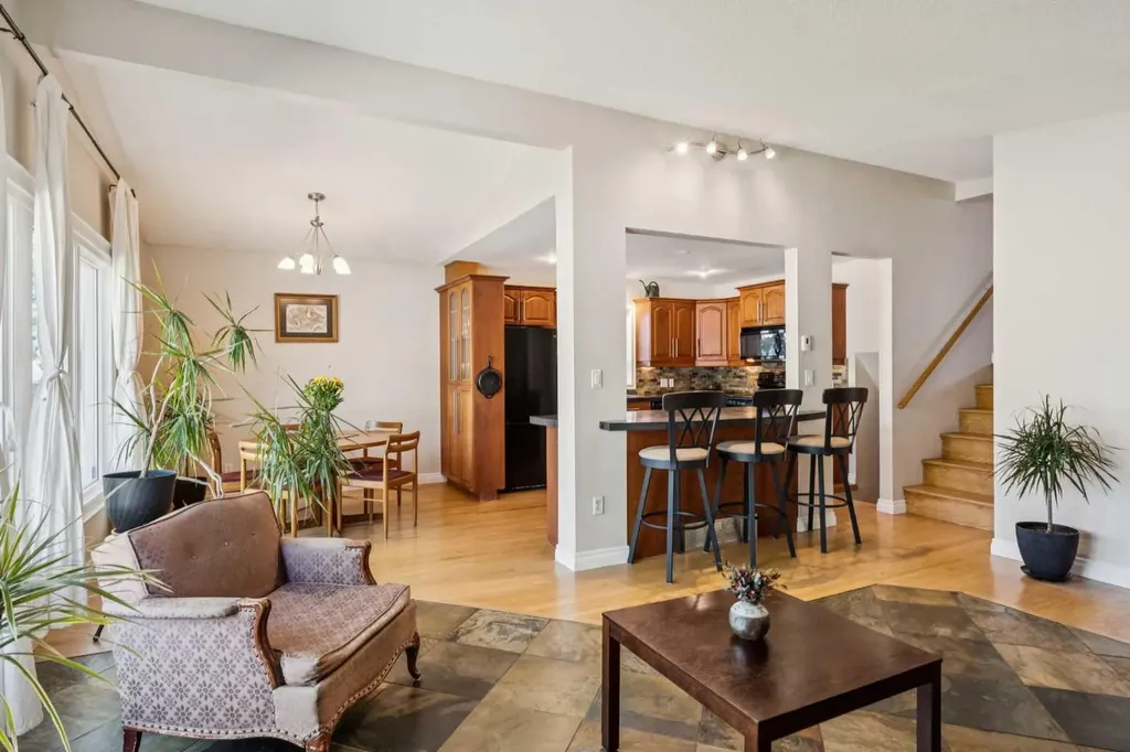 1043 32 Avenue NW Calgary AB T2K 0B3