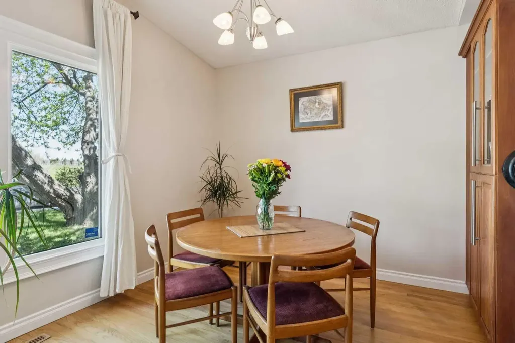 1043 32 Avenue NW Calgary AB T2K 0B3