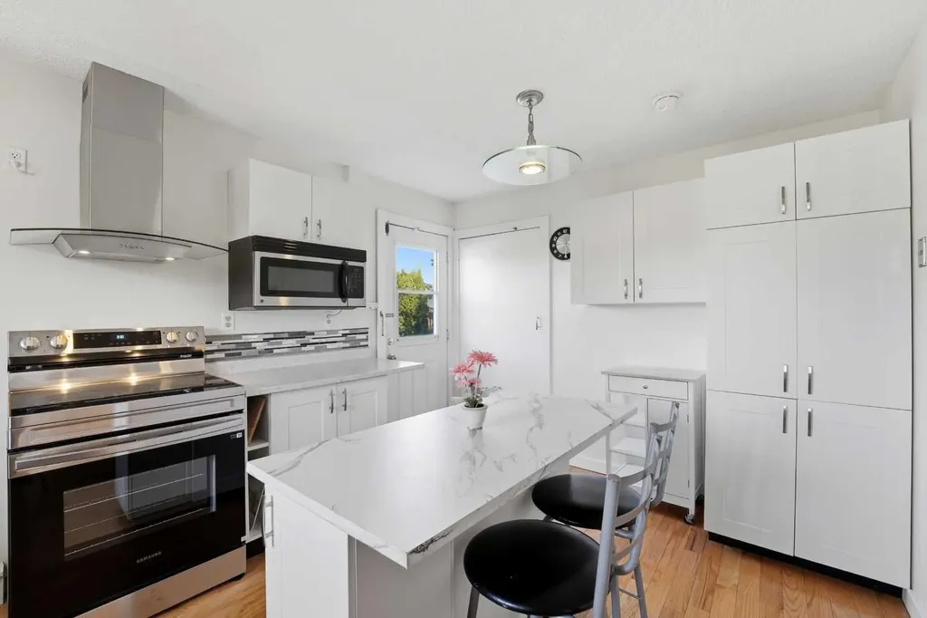 35 Ray Avenue Red Deer AB T4P 3B9
