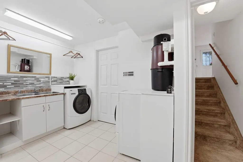 35 Ray Avenue Red Deer AB T4P 3B9