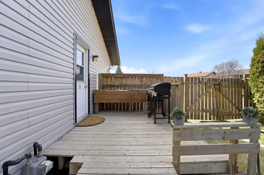 35 Ray Avenue Red Deer AB T4P 3B9