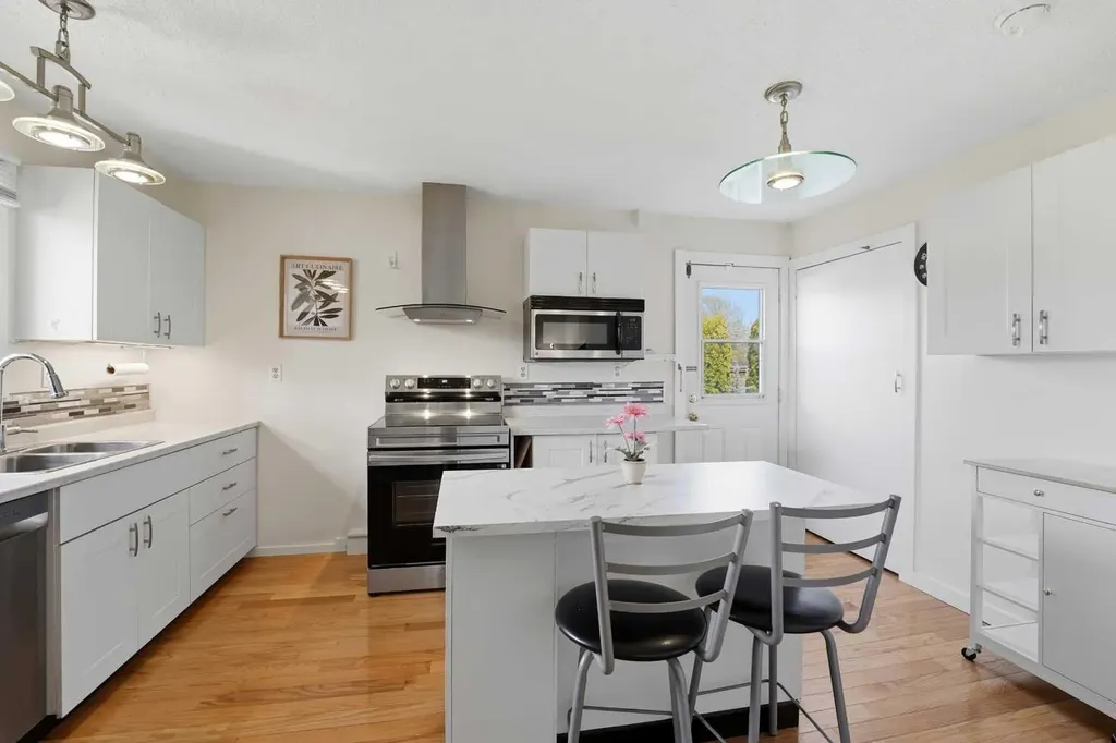35 Ray Avenue Red Deer AB T4P 3B9