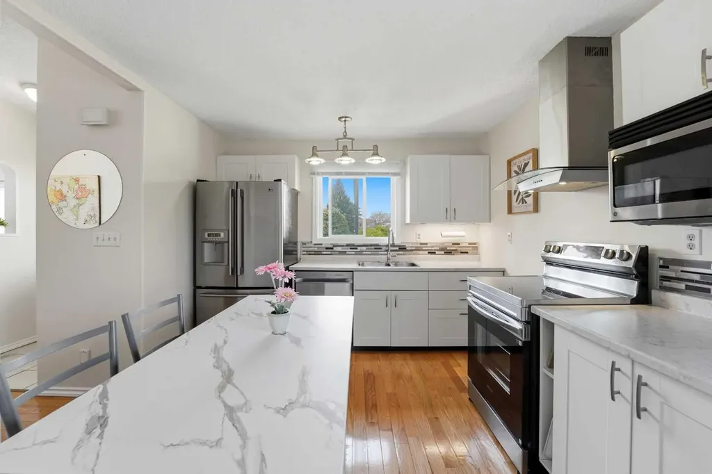 35 Ray Avenue Red Deer AB T4P 3B9