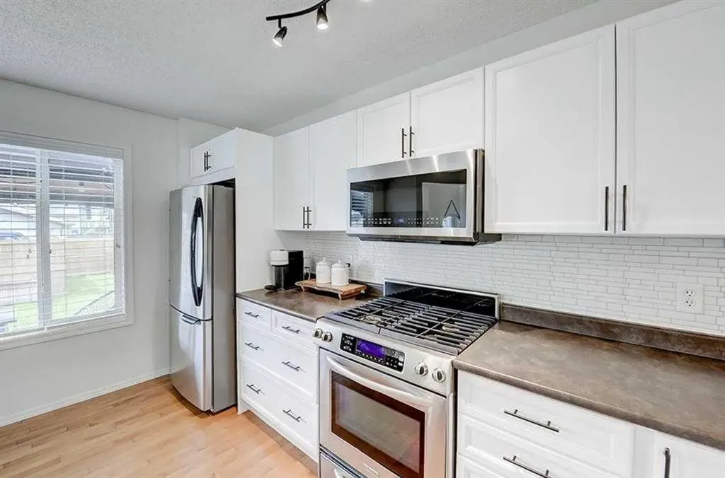 12 Elgin Meadows View SE Calgary AB T2Z 0E8