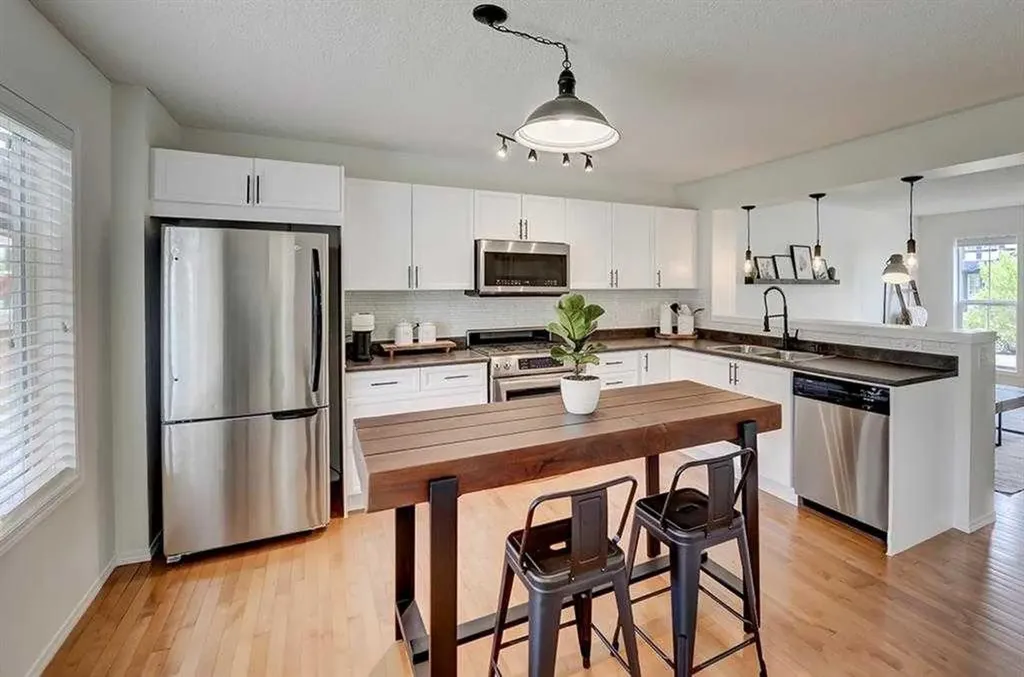 12 Elgin Meadows View SE Calgary AB T2Z 0E8