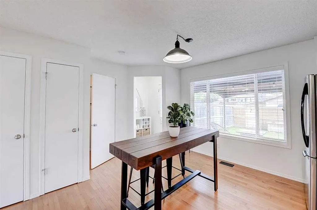 12 Elgin Meadows View SE Calgary AB T2Z 0E8