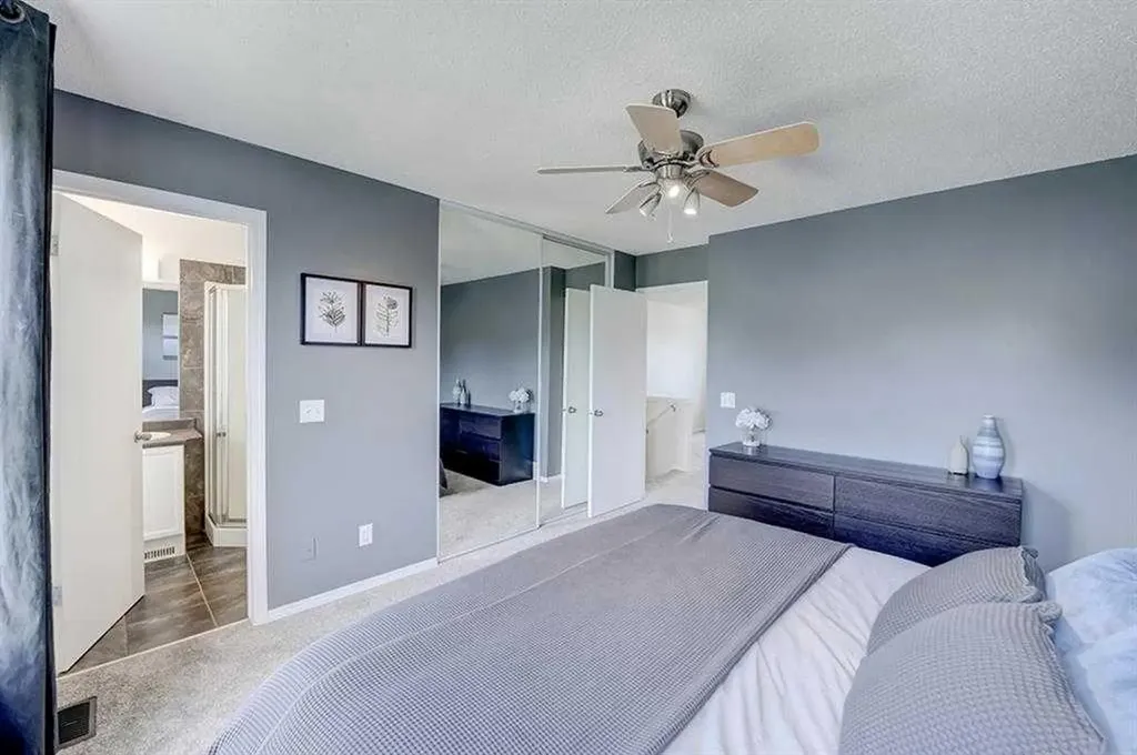 12 Elgin Meadows View SE Calgary AB T2Z 0E8