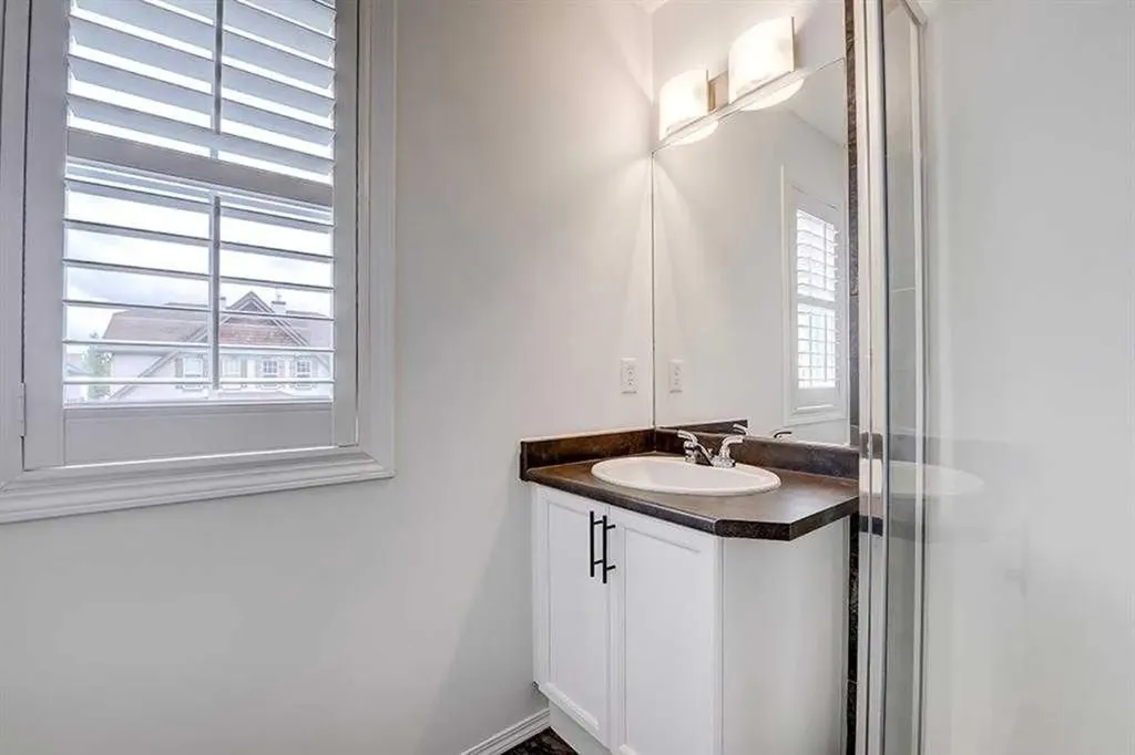 12 Elgin Meadows View SE Calgary AB T2Z 0E8