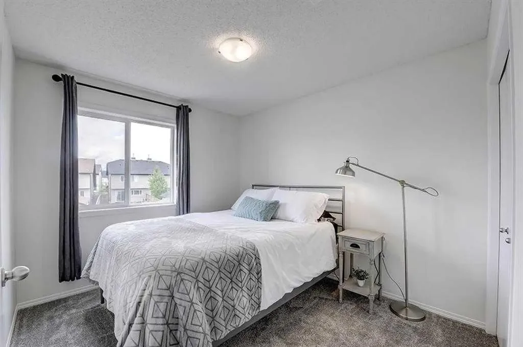 12 Elgin Meadows View SE Calgary AB T2Z 0E8