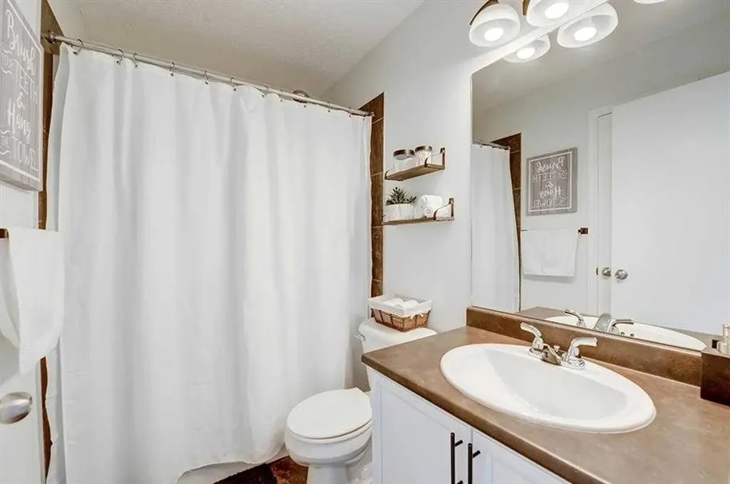 12 Elgin Meadows View SE Calgary AB T2Z 0E8