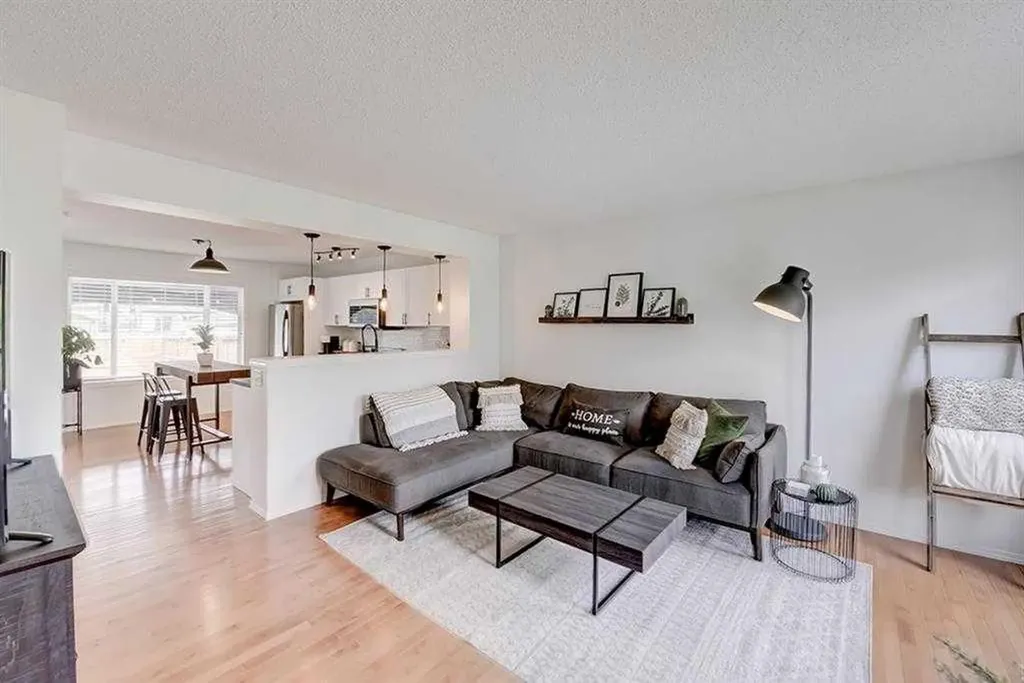12 Elgin Meadows View SE Calgary AB T2Z 0E8