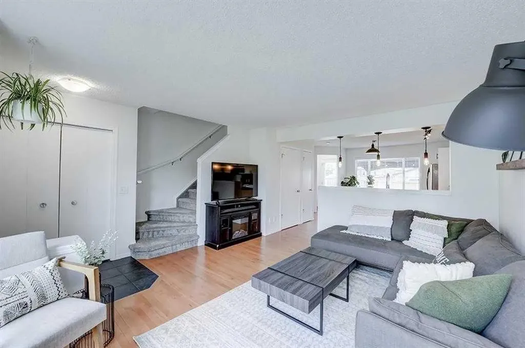 12 Elgin Meadows View SE Calgary AB T2Z 0E8