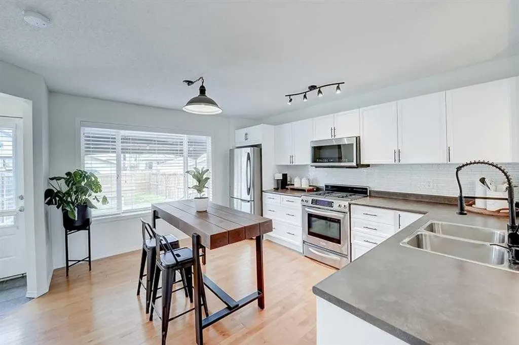 12 Elgin Meadows View SE Calgary AB T2Z 0E8