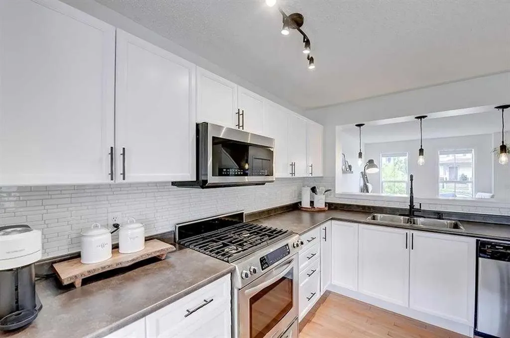 12 Elgin Meadows View SE Calgary AB T2Z 0E8