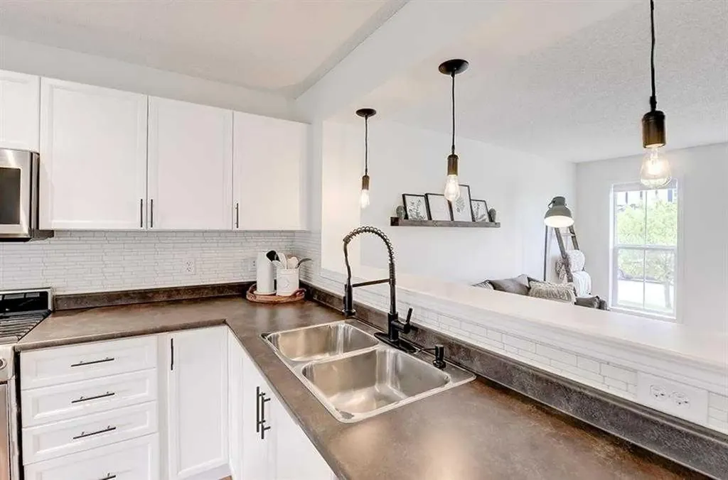 12 Elgin Meadows View SE Calgary AB T2Z 0E8