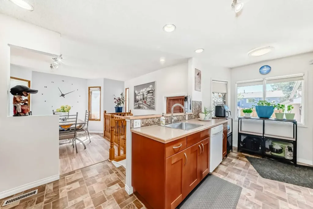 316 Glamorgan Place SW Calgary AB T3E 6M2
