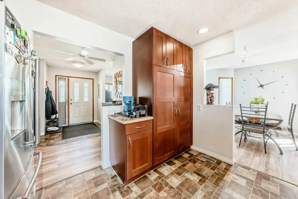 316 Glamorgan Place SW Calgary AB T3E 6M2