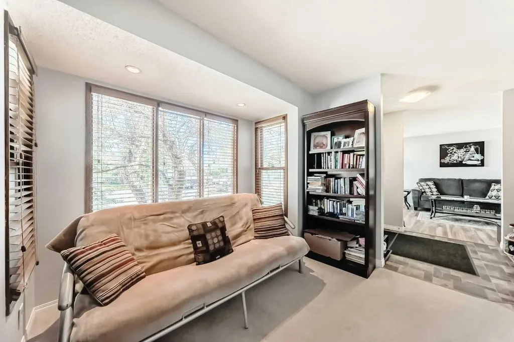 316 Glamorgan Place SW Calgary AB T3E 6M2