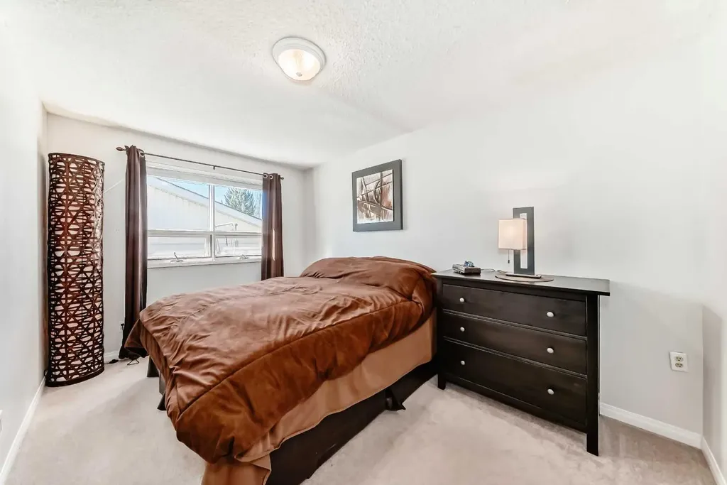 316 Glamorgan Place SW Calgary AB T3E 6M2