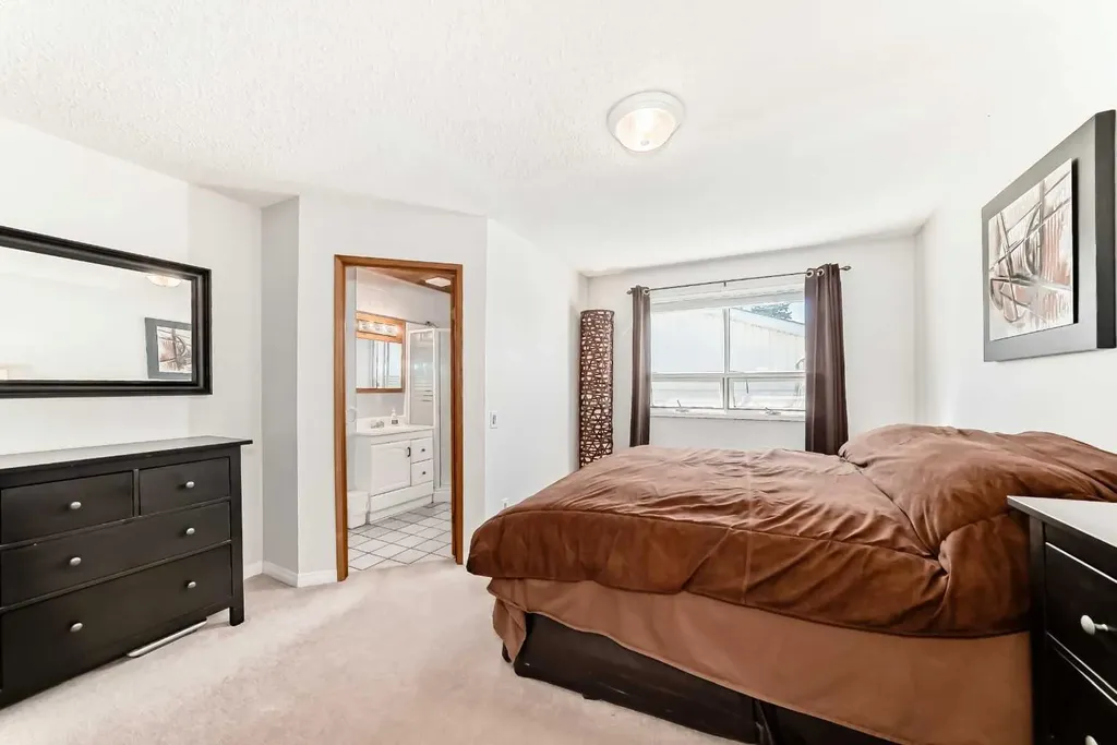 316 Glamorgan Place SW Calgary AB T3E 6M2