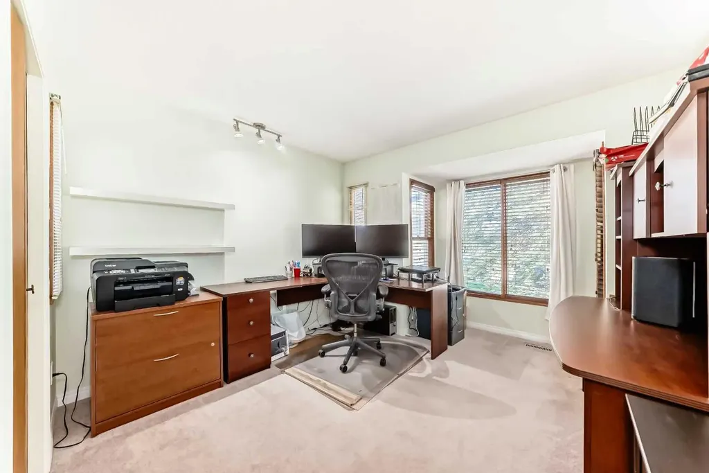 316 Glamorgan Place SW Calgary AB T3E 6M2