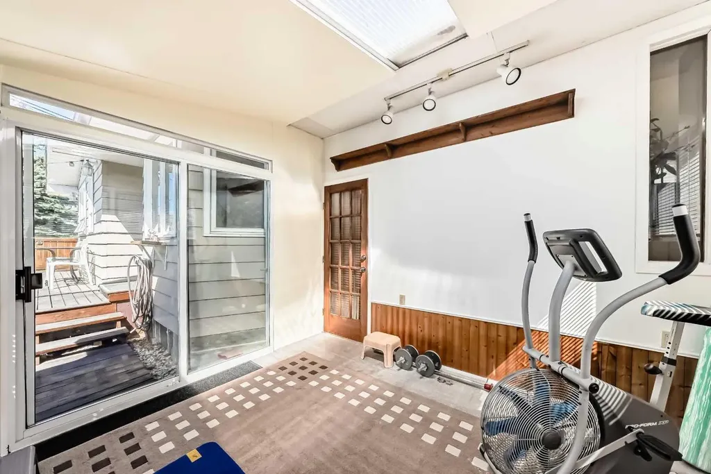 316 Glamorgan Place SW Calgary AB T3E 6M2