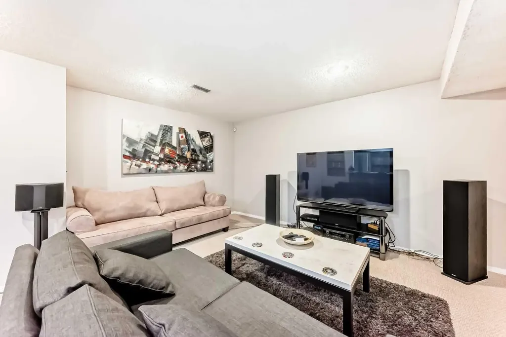 316 Glamorgan Place SW Calgary AB T3E 6M2
